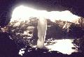Wielki lodowy stagmit u wylotu jaskini